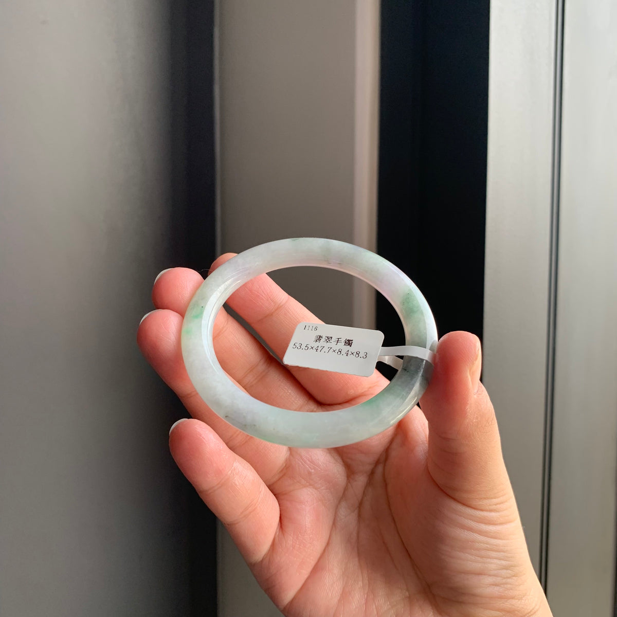 白底飘绿天然翡翠圆条手镯 | White & Green Floating Round Bangle