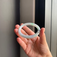 白底飘绿天然翡翠圆条手镯 | White & Green Floating Round Bangle