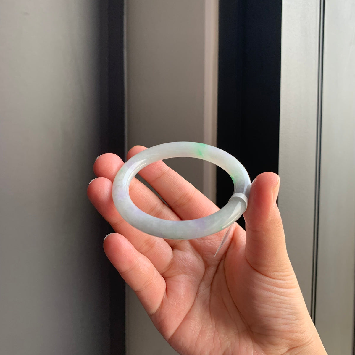 白底飘绿天然翡翠圆条手镯 | White & Green Floating Round Bangle