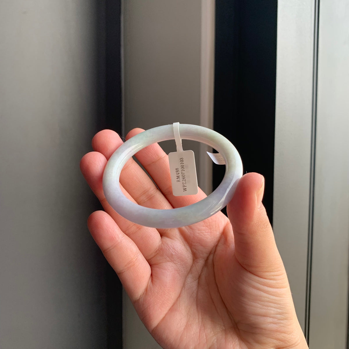 白底淡紫天然翡翠圆条手镯 | White & Lavender Jadeite Round Bangle