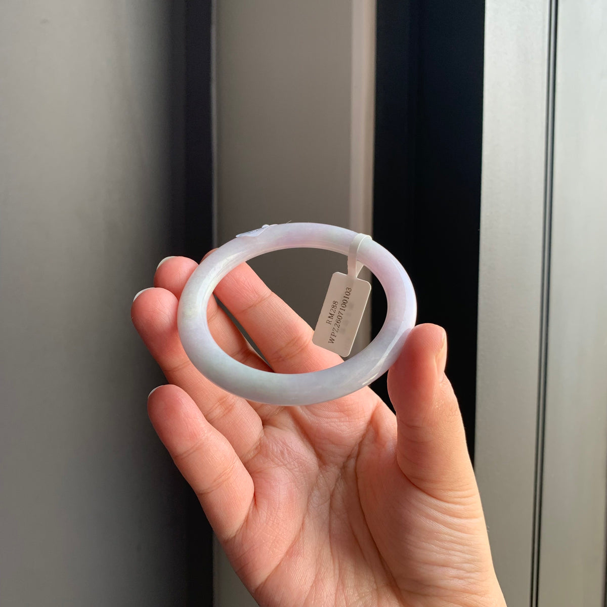 白底淡紫天然翡翠圆条手镯 | White & Lavender Jadeite Round Bangle
