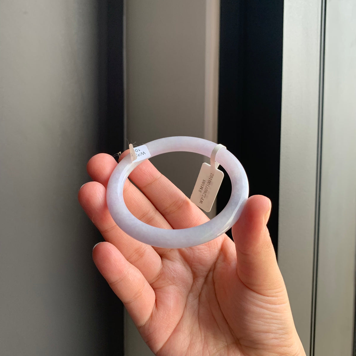 淡紫飘绿天然翡翠圆条手镯 | Lavender & Green Floating Jadeite Round Bangle