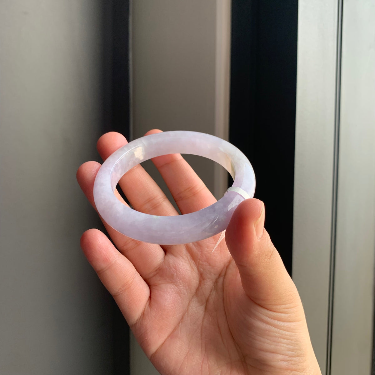 紫罗兰天然翡翠正圈手镯 | Lavender Jadeite Bangle
