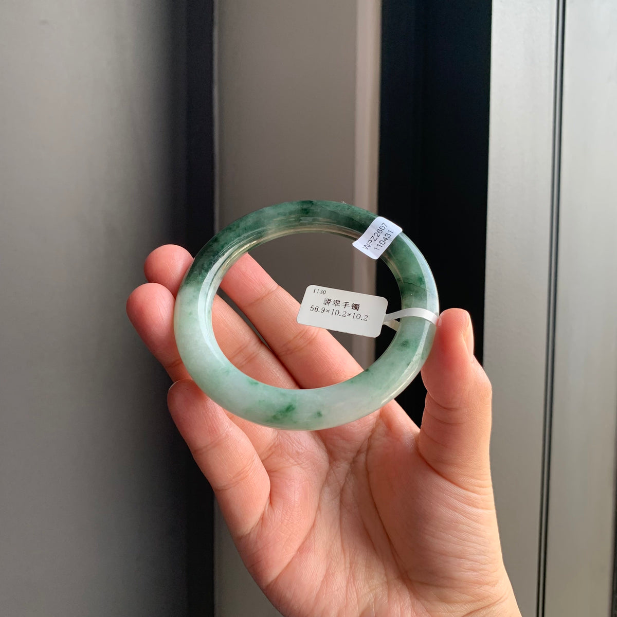 白底飘绿天然翡翠圆条手镯 | White & Green Floating Jadeite Round Bangle