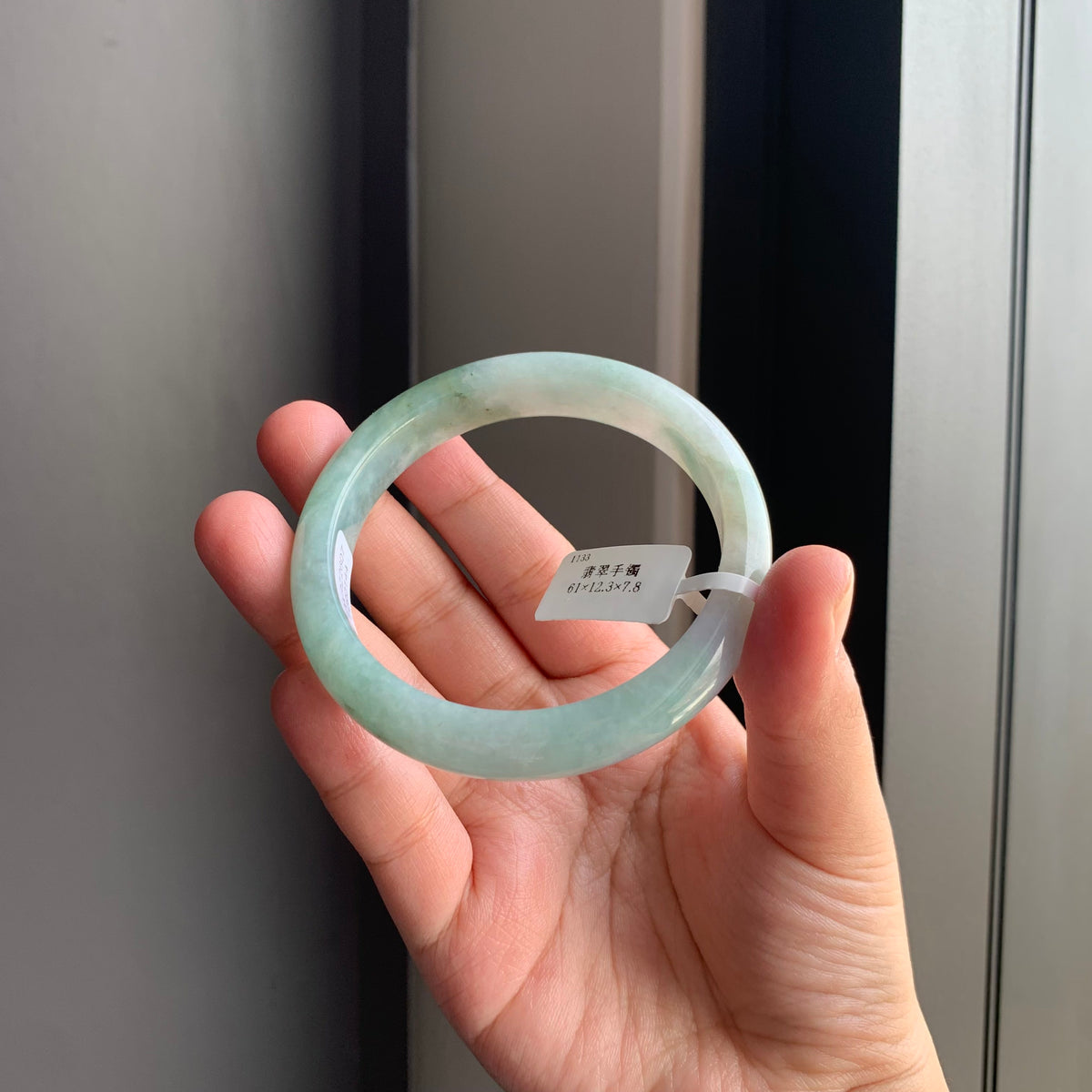 白底飘绿天然翡翠正圈手镯 | White & Green Jadeite Bangle