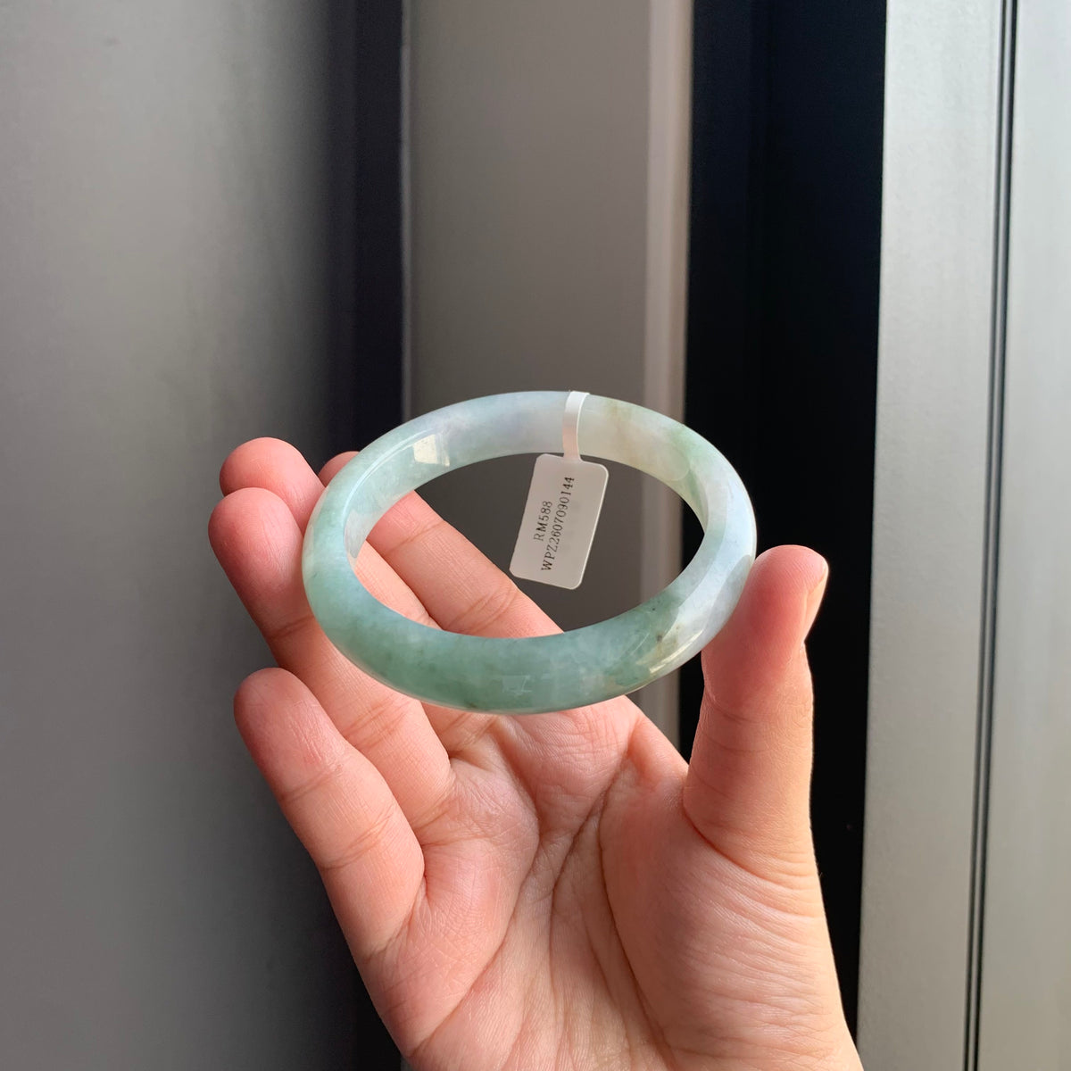 白底飘绿天然翡翠正圈手镯 | White & Green Jadeite Bangle
