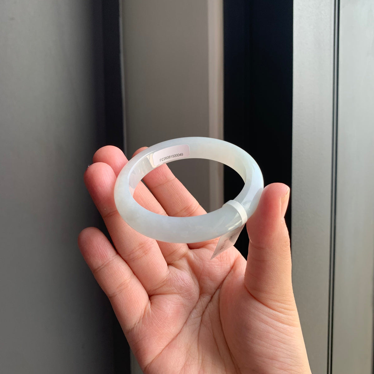 冰润白翡翠正圈手镯 | Icy White Jadeite Bangle