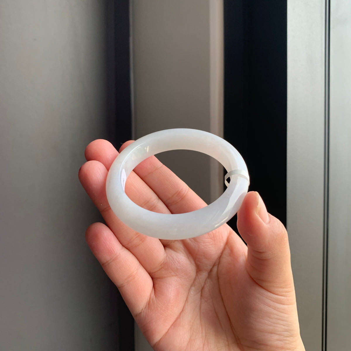 冰润白翡翠正圈手镯 | Icy White Jadeite Bangle