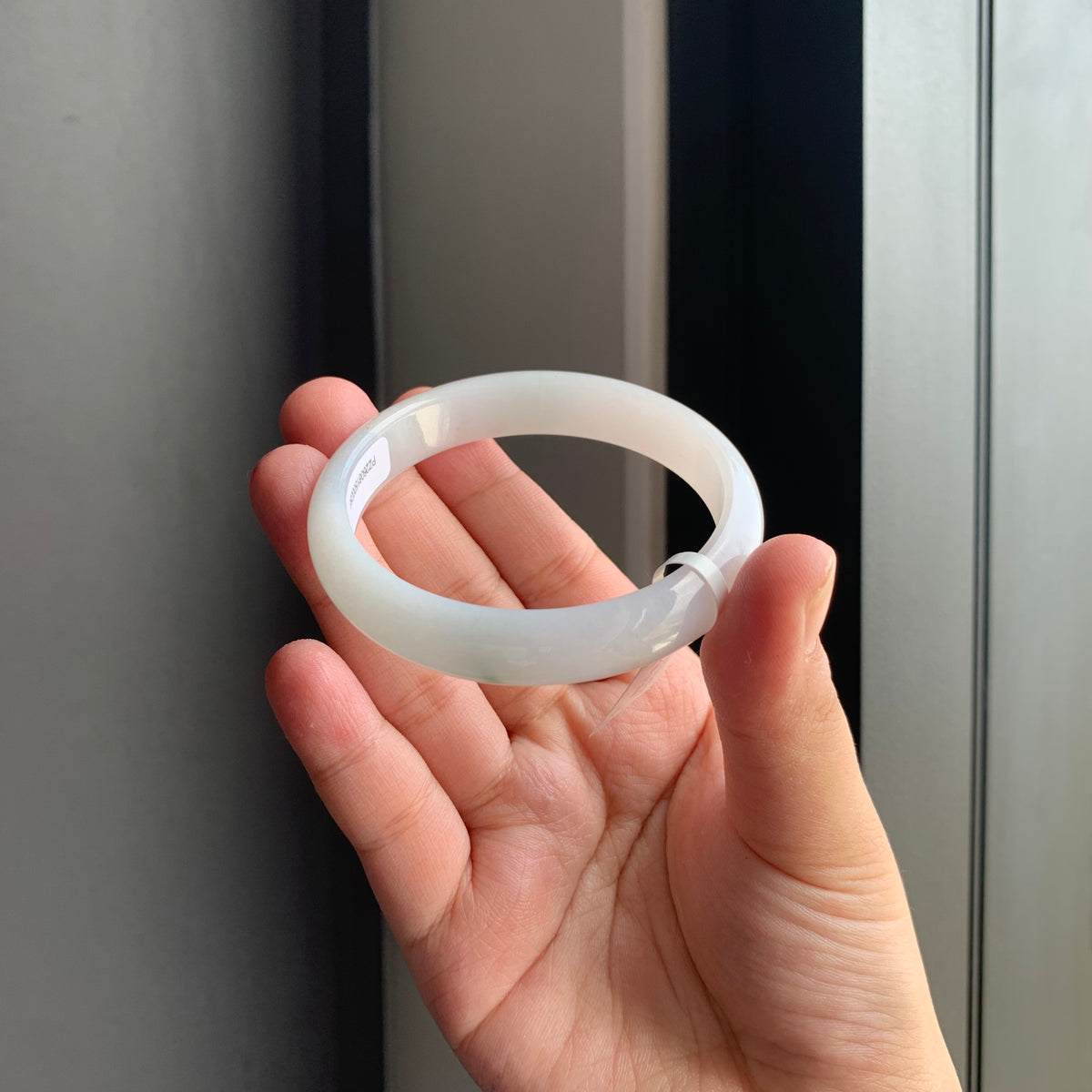 冰润白翡翠正圈手镯 | Icy White Jadeite Bangle