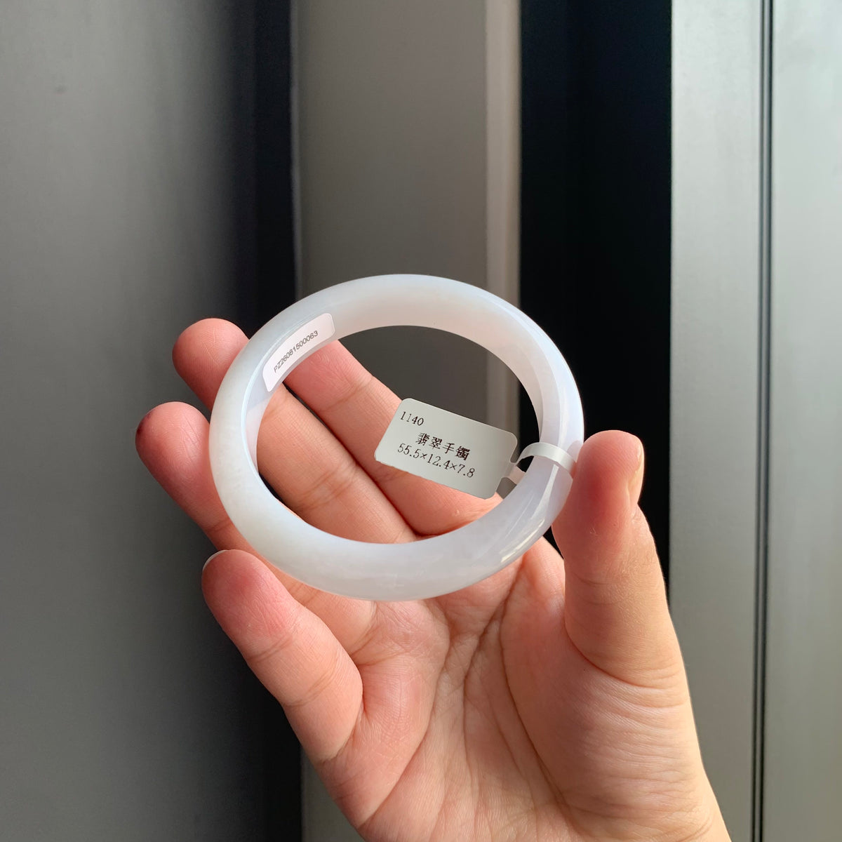 冰润白翡翠正圈手镯 | Icy White Jadeite Bangle