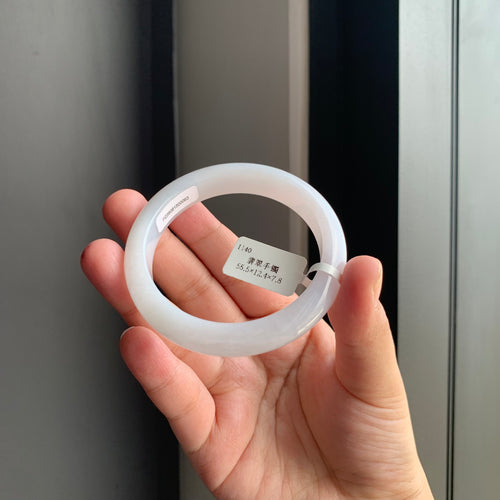 冰润白翡翠正圈手镯 | Icy White Jadeite Bangle