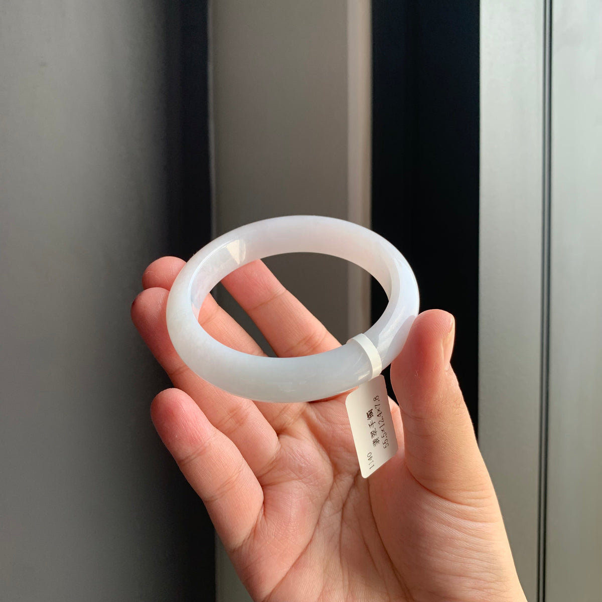 冰润白翡翠正圈手镯 | Icy White Jadeite Bangle