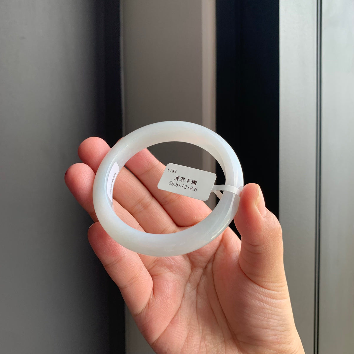 冰润白翡翠正圈手镯 | Icy White Jadeite Bangle