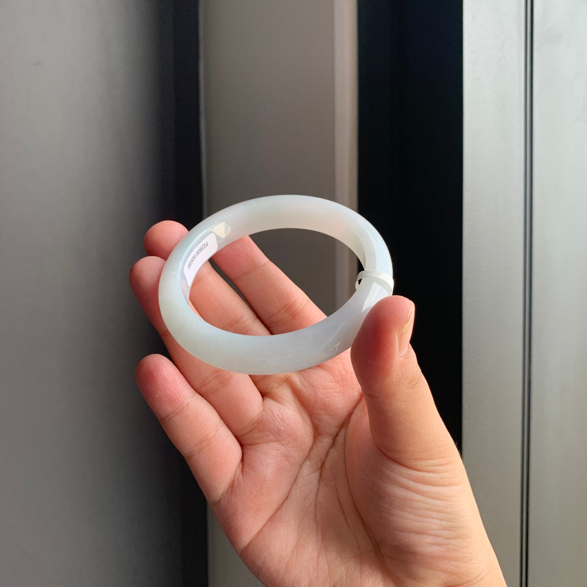 冰润白翡翠正圈手镯 | Icy White Jadeite Bangle