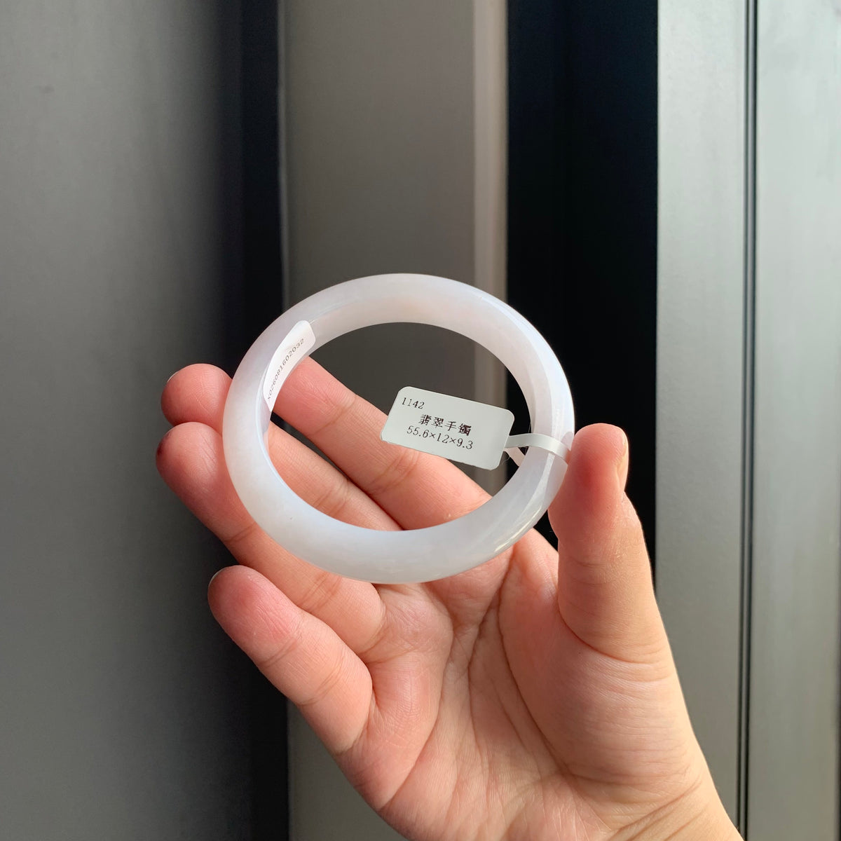 冰润白翡翠正圈手镯 | Icy White Jadeite Bangle