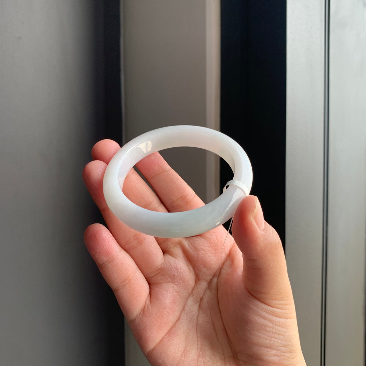 冰润白翡翠正圈手镯 | Icy White Jadeite Bangle