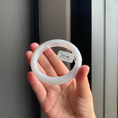 冰润白翡翠正圈手镯 | Icy White Jadeite Bangle