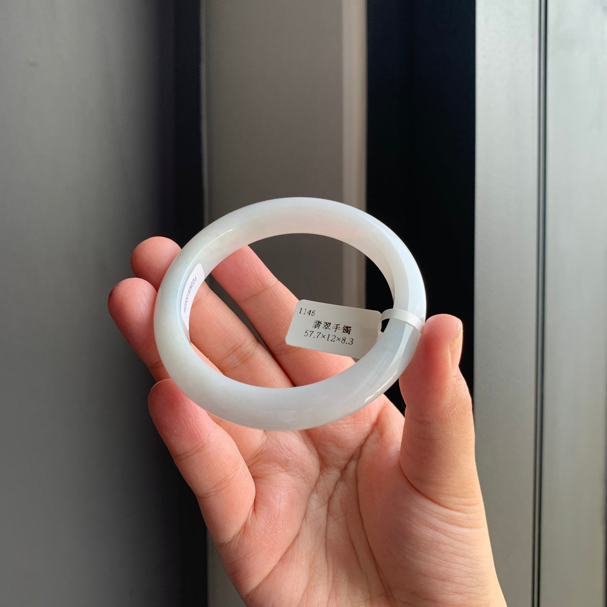 冰润白翡翠正圈手镯 | Icy White Jadeite Bangle