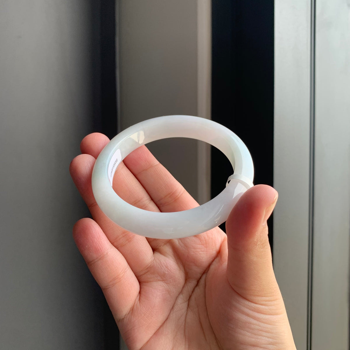 冰润白翡翠正圈手镯 | Icy White Jadeite Bangle