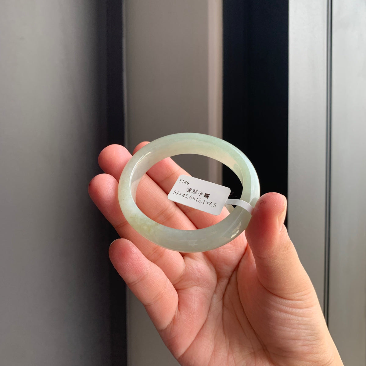油青翡翠贵妃手镯 | Oily Green Jadeite Oval Bangle