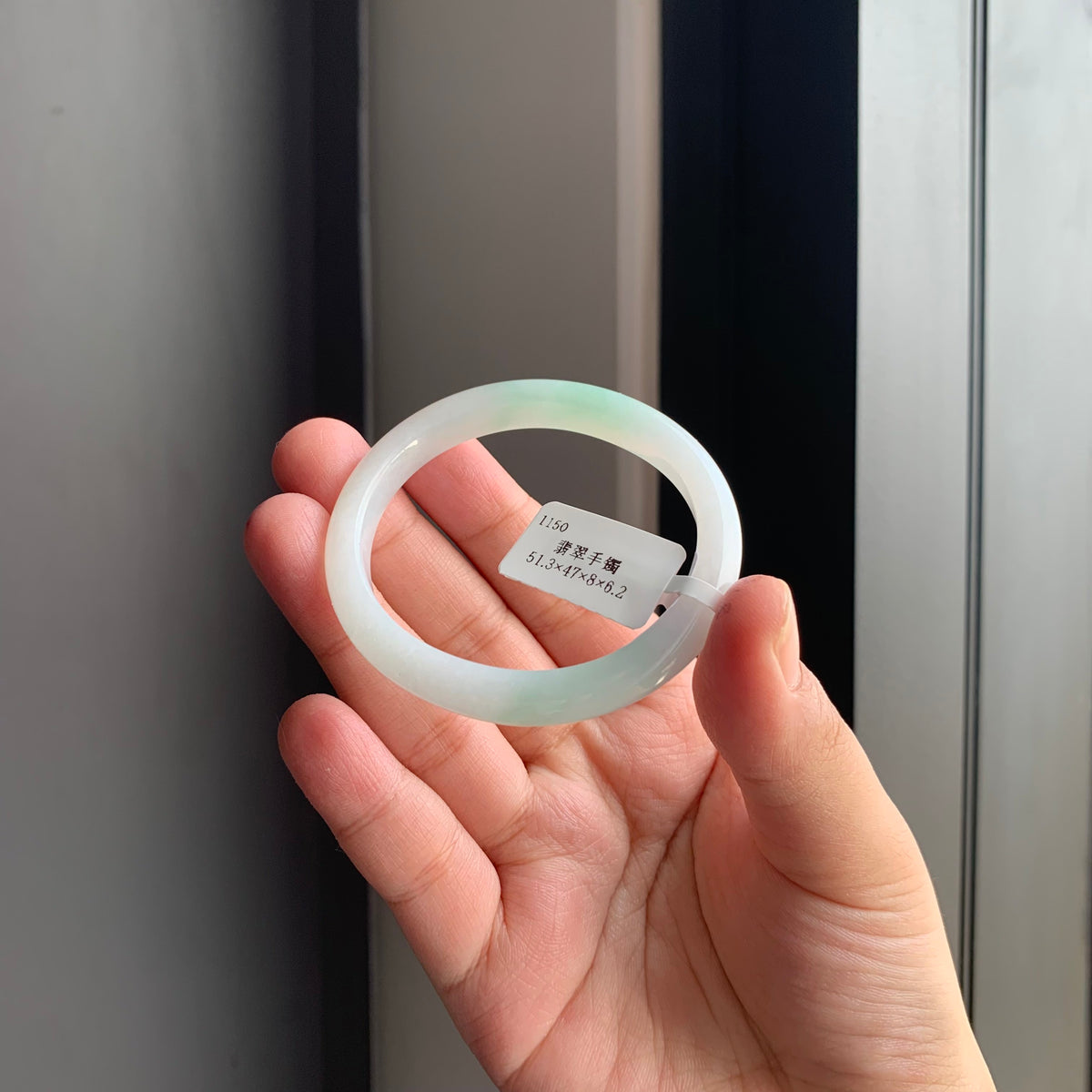 白底飘绿翡翠贵妃手镯 | White & Green Jadeite Oval Bangle