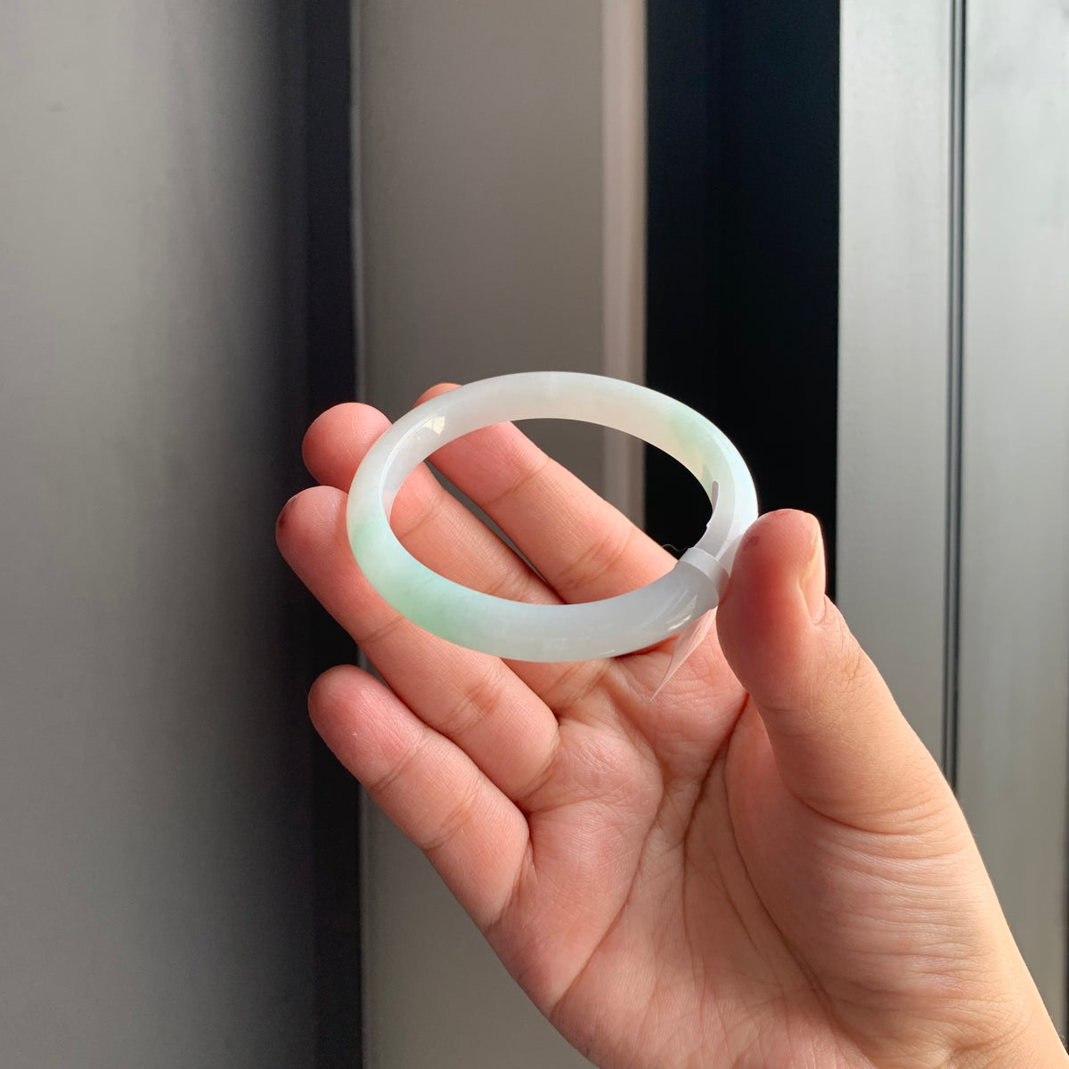 白底飘绿翡翠贵妃手镯 | White & Green Jadeite Oval Bangle