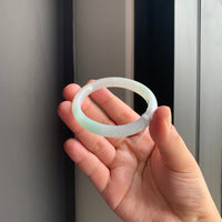 白底飘绿翡翠贵妃手镯 | White & Green Jadeite Oval Bangle