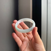 清润白底淡绿翡翠贵妃手镯 | Soft White & Green Jadeite Oval Bangle
