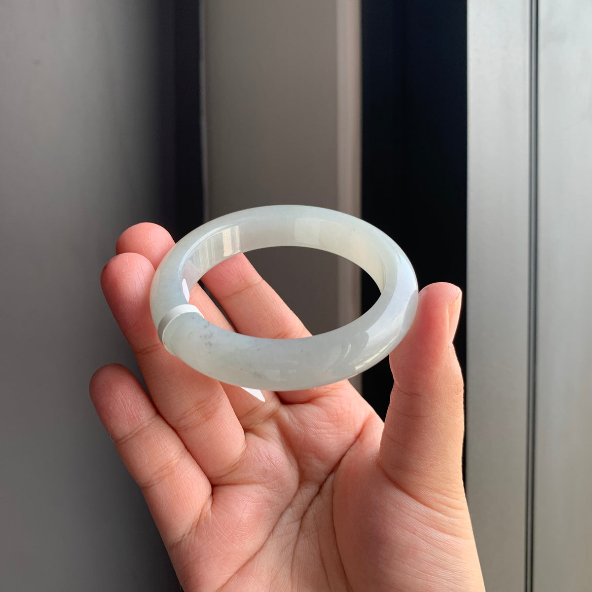 白底青翡翠正圈手镯 | White Base with Green Jadeite Bangle