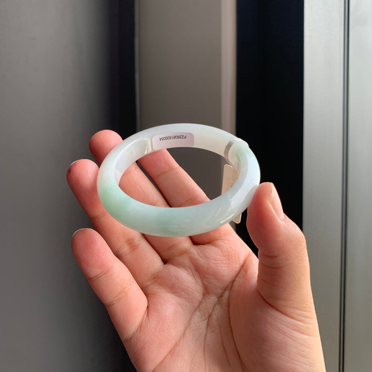 白底青天然翡翠手镯 | White Base Green Jadeite Bangle