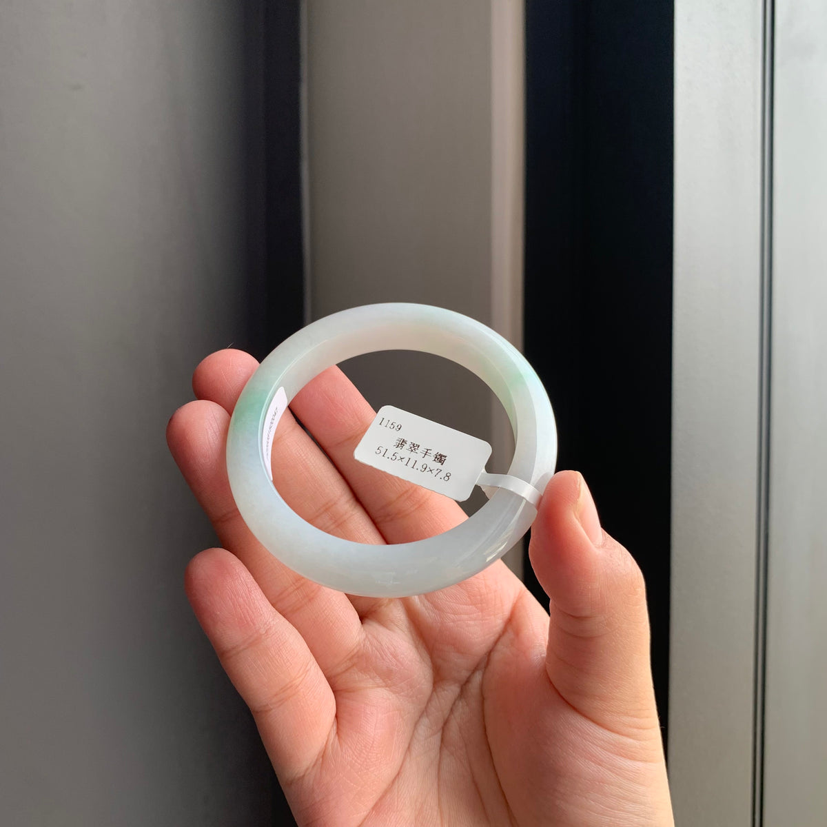 白底青天然翡翠手镯 | White Base Green Jadeite Bangle