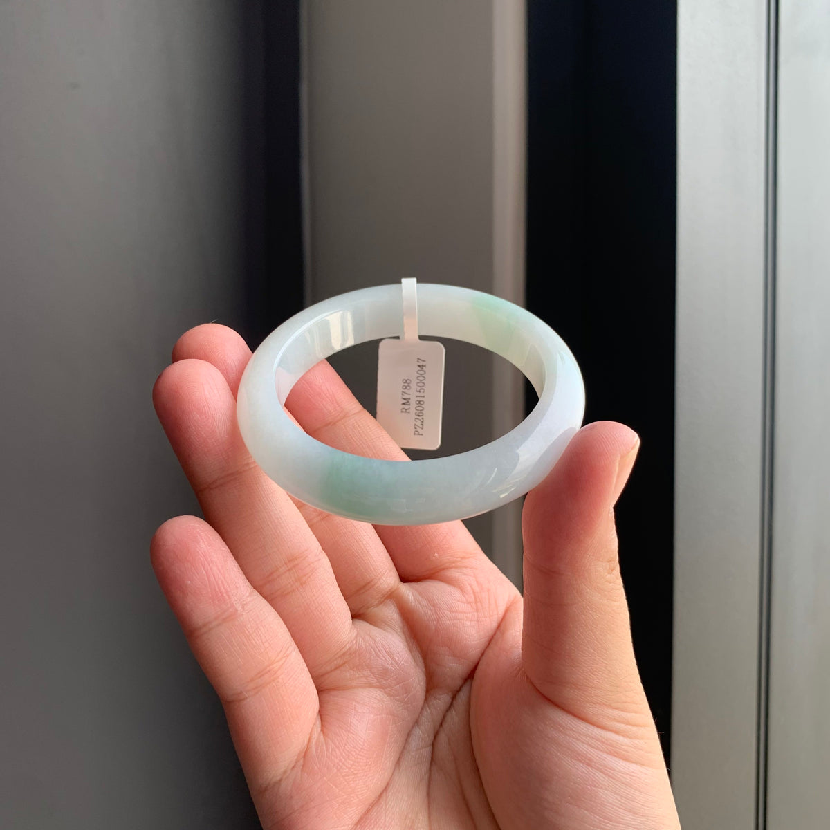 白底青天然翡翠手镯 | White Base Green Jadeite Bangle