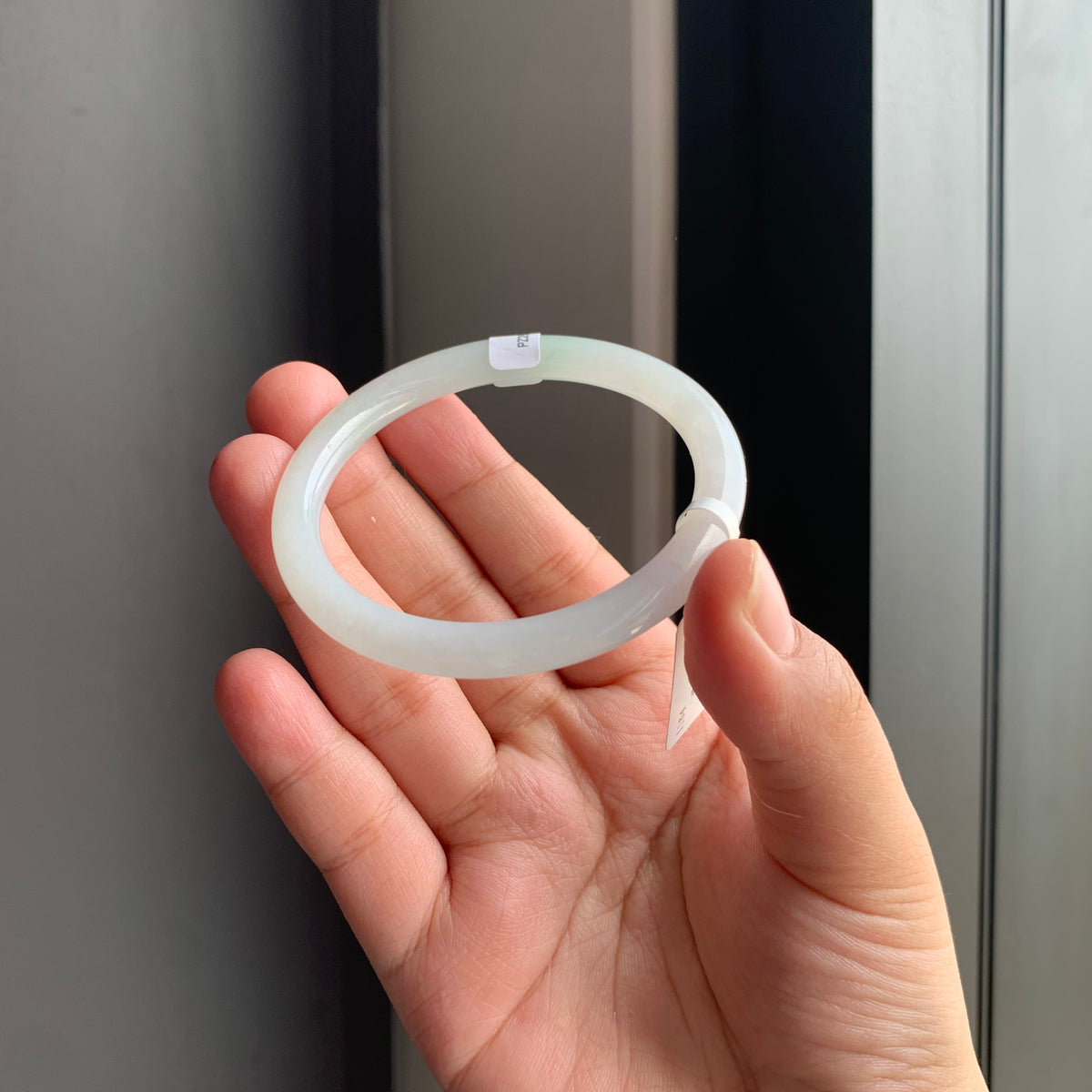 白底淡绿翡翠圆条手镯 | White Jadeite Round Bangle with Soft Green