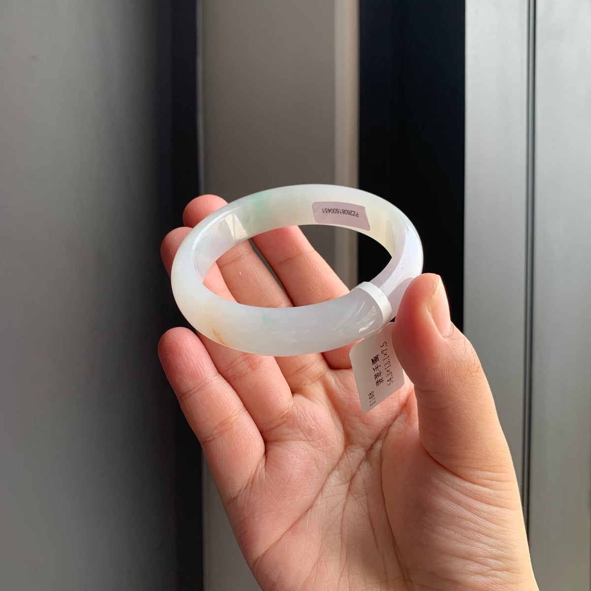 白底青天然翡翠正圈手镯 | White Base Green Jadeite Bangle