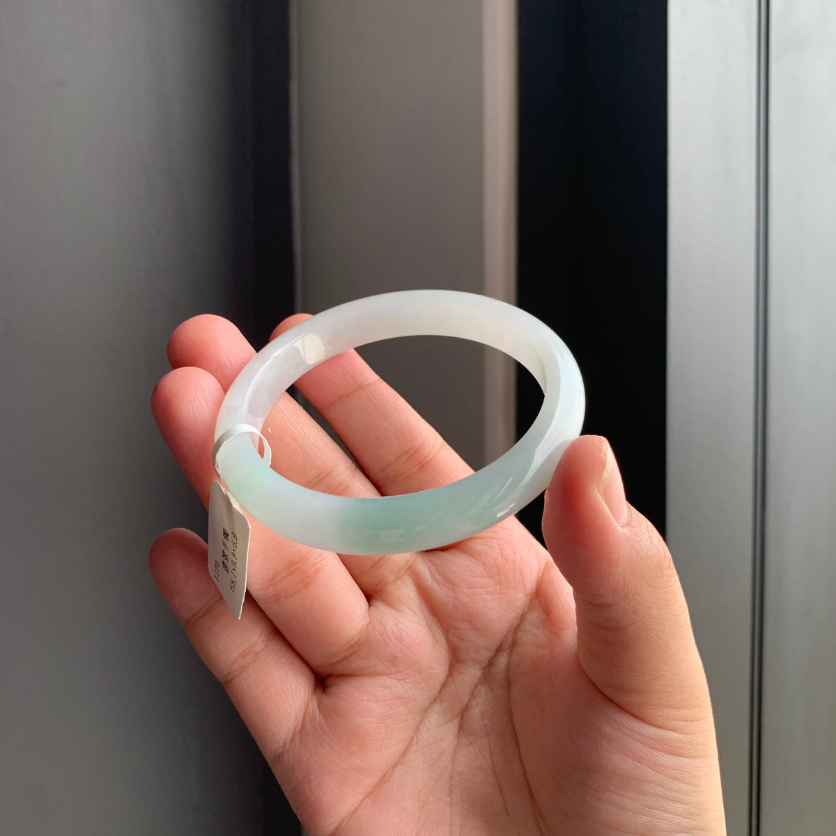 清雅白底淡绿天然翡翠正圈手镯 | Soft White & Green Jadeite Bangle