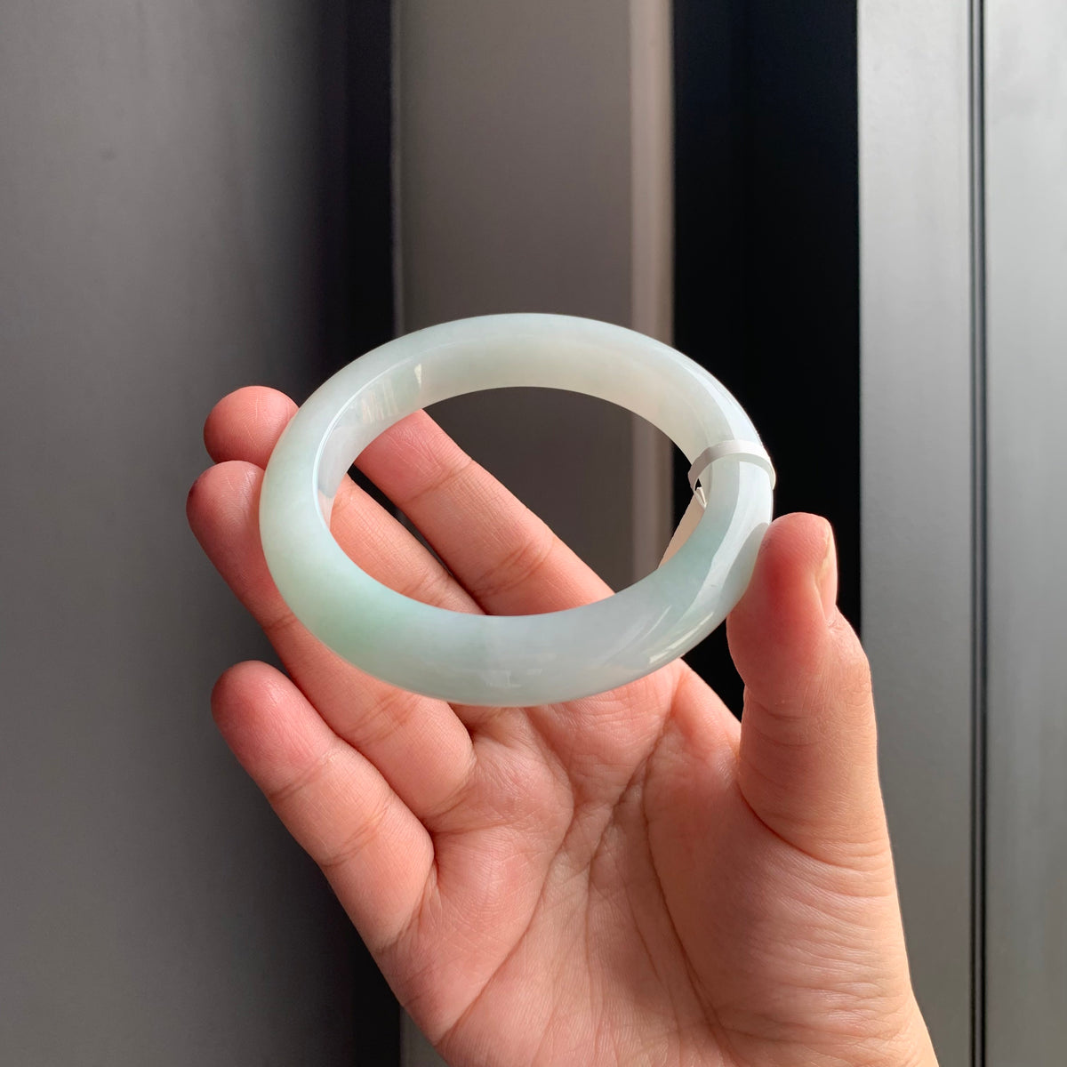 清润白底青翡翠正圈手镯 | Soft White & Green Jadeite Bangle
