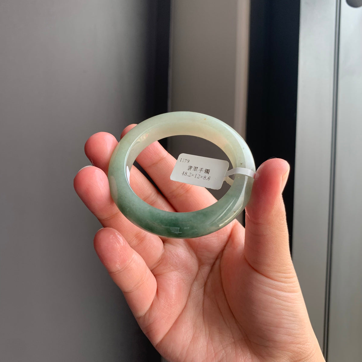 半山水油青翡翠正圈手镯 | Half-Mountain Water Oily Green Jadeite Bangle