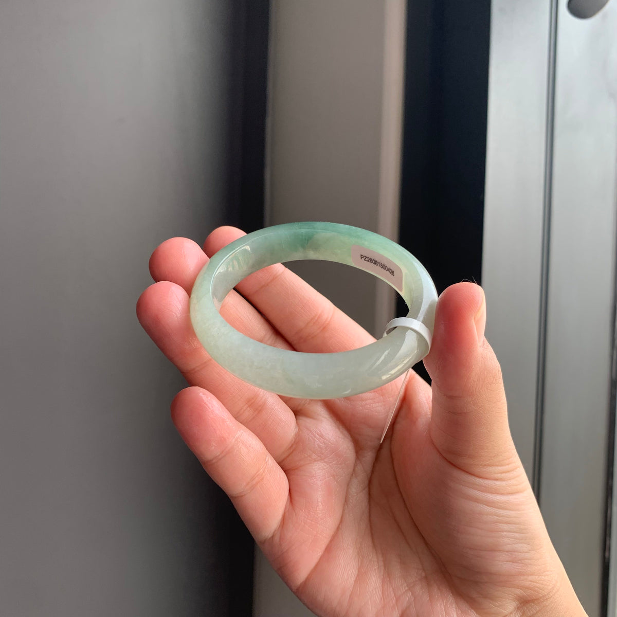 半山水油青翡翠贵妃手镯 | Half-Mountain Water Oily Green Jadeite Oval Bangle
