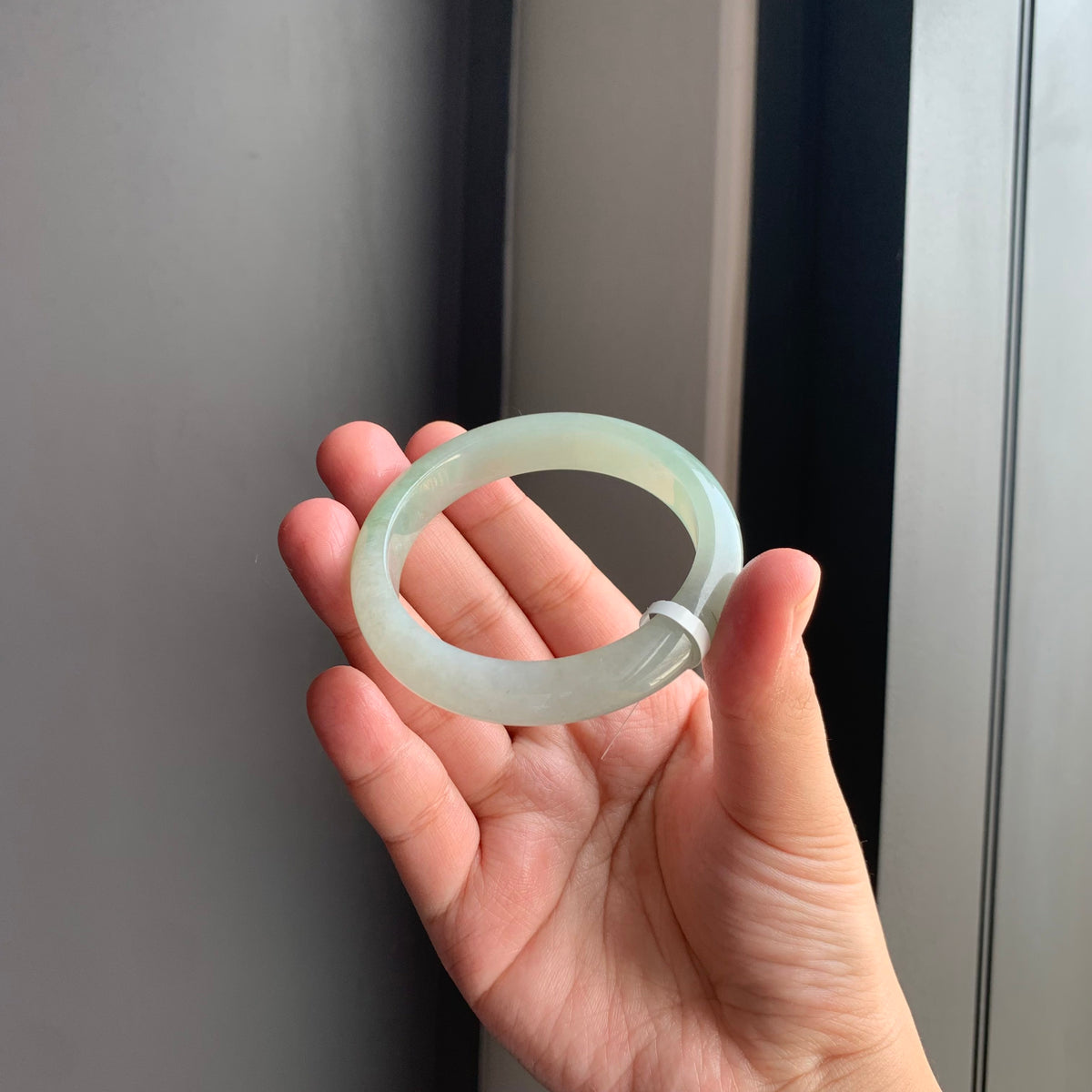 冰润白底青翡翠正圈手镯 | Icy White & Green Jadeite Bangle