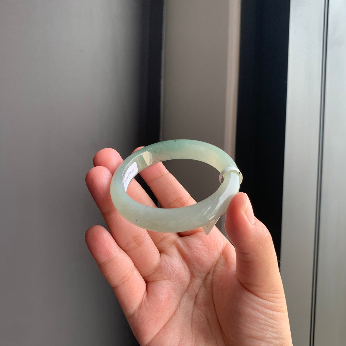 白底油青翡翠正圈手镯 | White Base Oily Green Jadeite Bangle