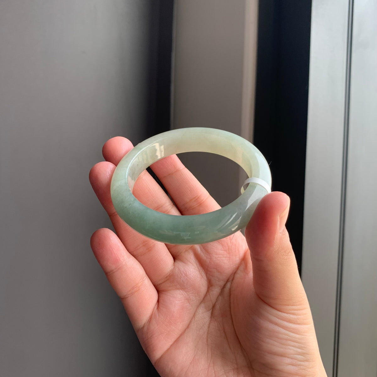 冰润晴底翡翠正圈手镯 | Icy Green Jadeite Bangle