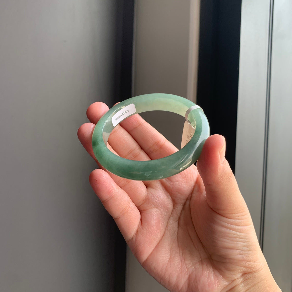油青浓绿翡翠正圈手镯 | Deep Oily Green Jadeite Bangle