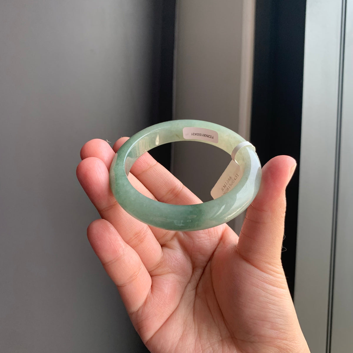 半山水油青翡翠正圈手镯 | Half-Mountain Water Oily Green Jadeite Bangle