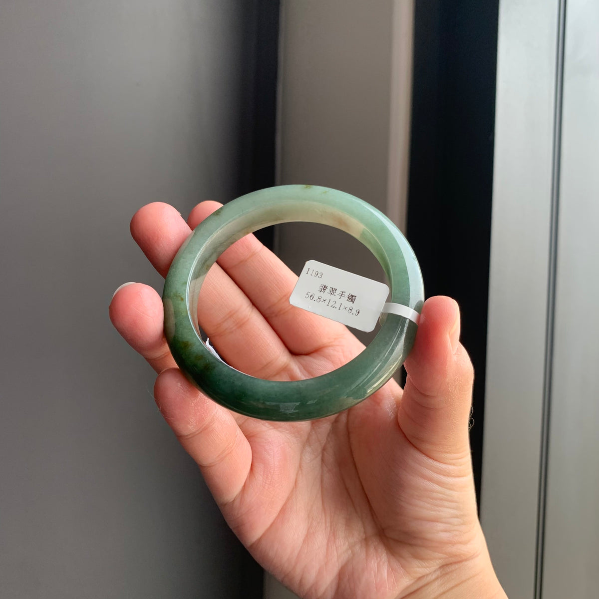 半山水油青翡翠正圈手镯 | Half-Mountain Water Oily Green Jadeite Bangle