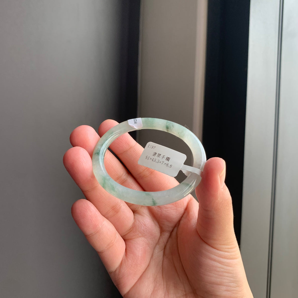 冰飘花翡翠贵妃手镯 | Icy Floating Green Jadeite Oval Bangle