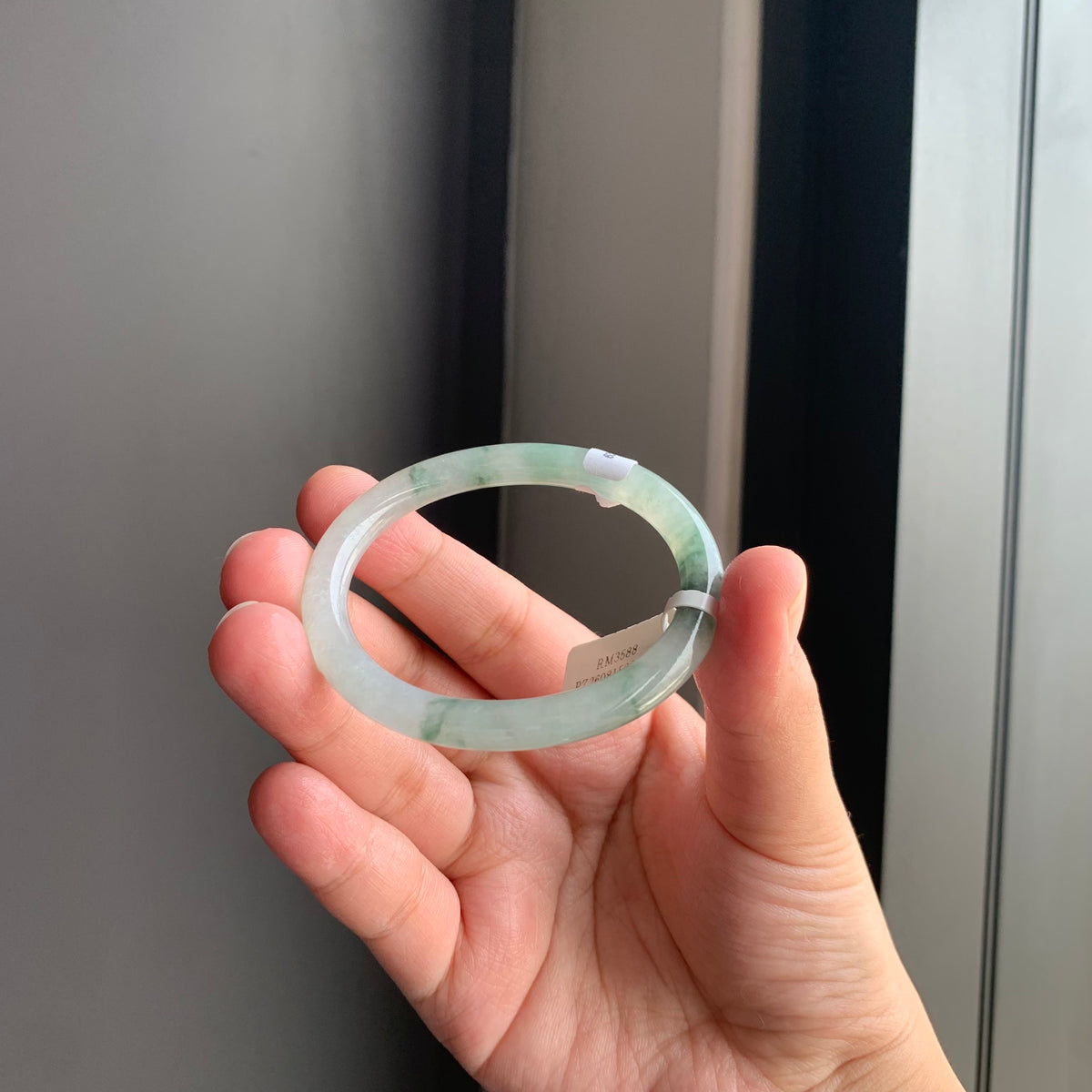 冰飘花翡翠贵妃手镯 | Icy Floating Green Jadeite Oval Bangle