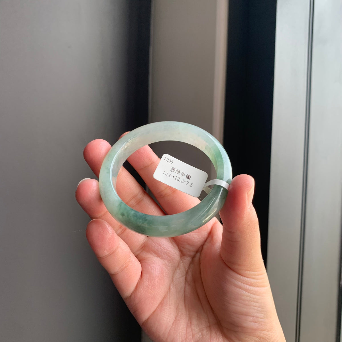 冰飘花翡翠正圈手镯 | Icy Floating Green Jadeite Bangle