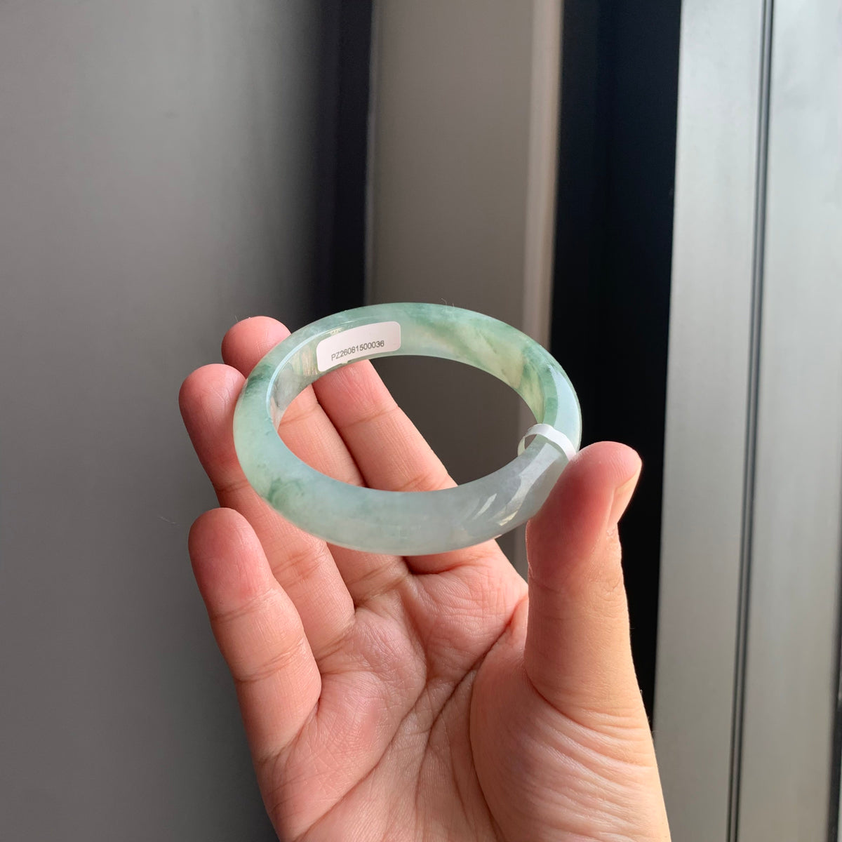 冰飘花翡翠正圈手镯 | Icy Floating Green Jadeite Bangle
