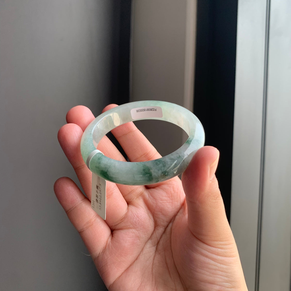 冰飘花翡翠正圈手镯 | Icy Floating Green Jadeite Bangle