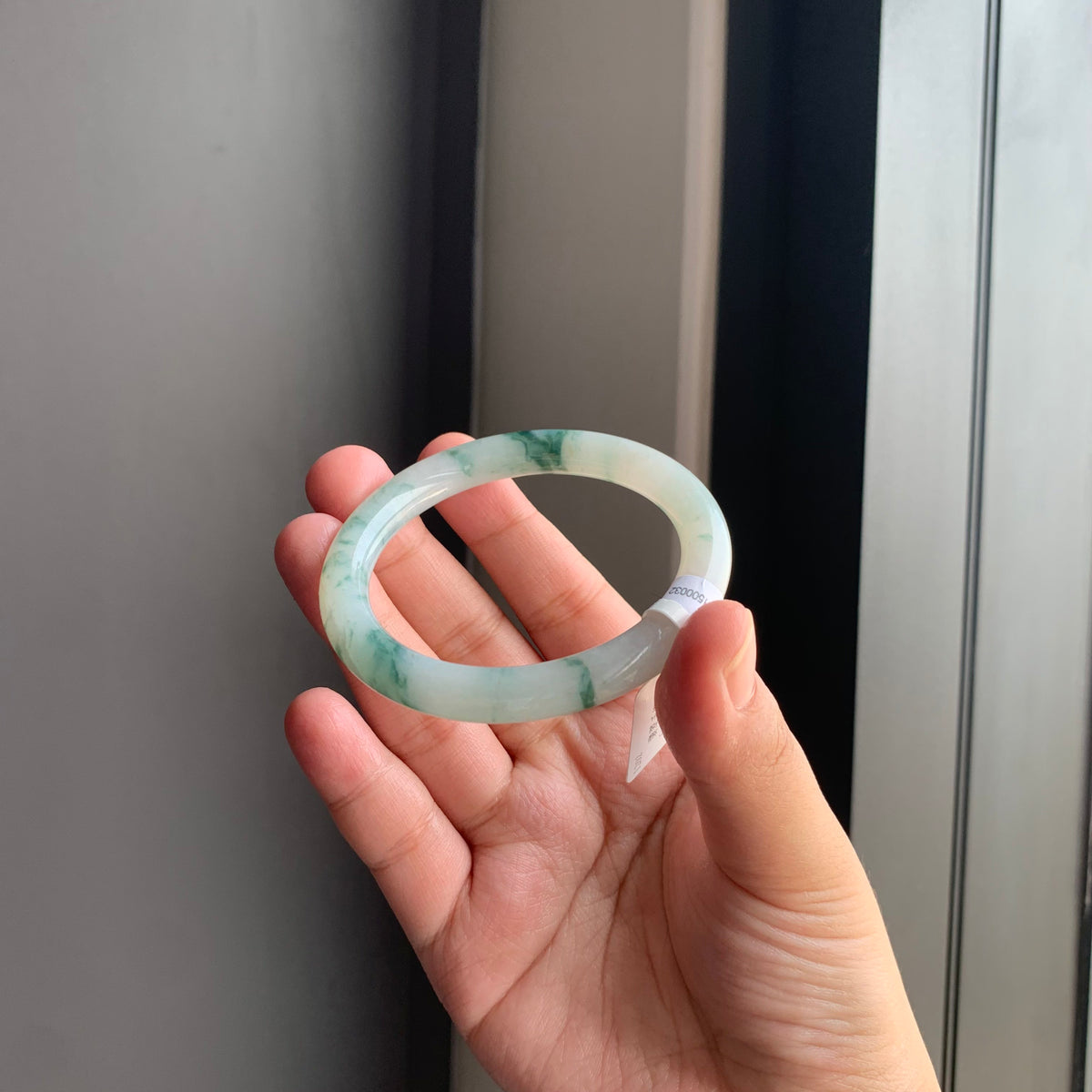 冰飘绿翡翠圆条手镯 | Icy Floating Green Jadeite Round Bangle